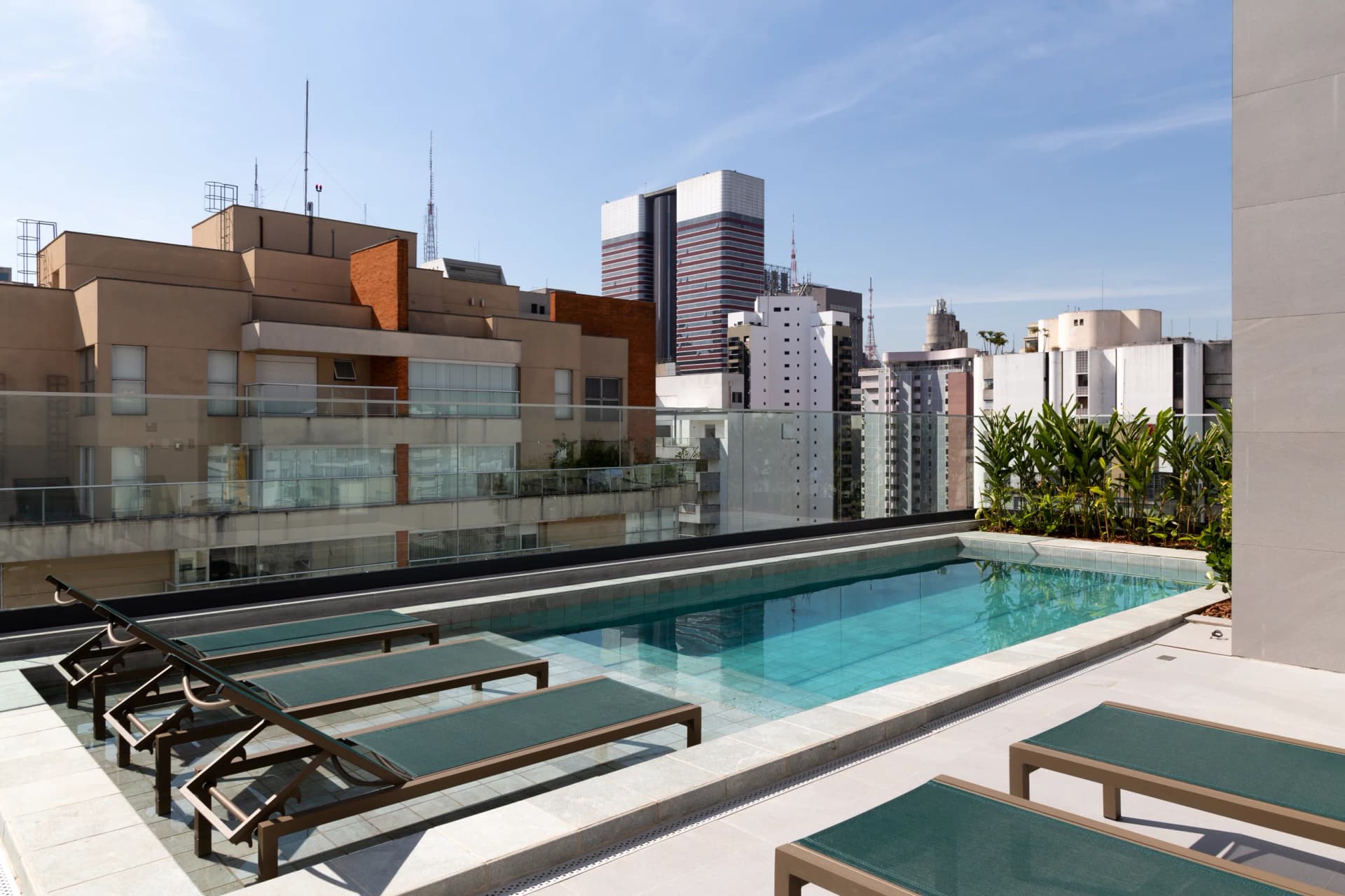 Rooftop com piscina, espaço gourmet e churrasqueira com vista para os Jardins.