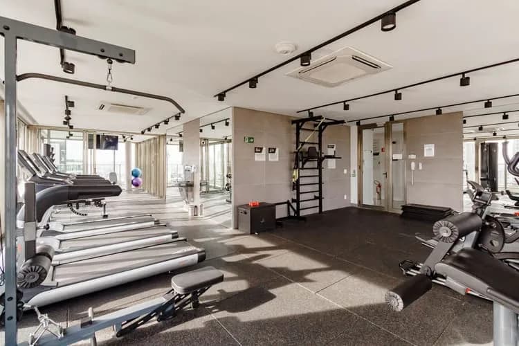 Academia completa com equipamentos Speedo, perfeita para manter sua rotina de exercícios sem sair de casa.