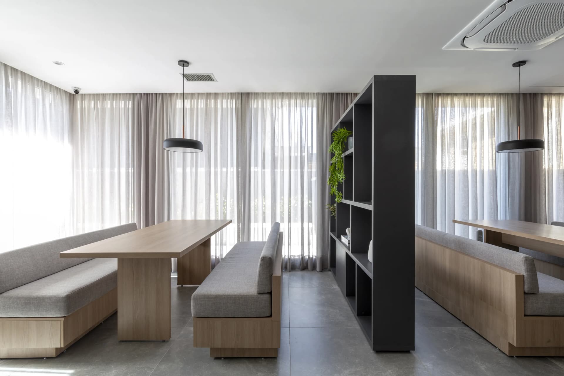 Coworking, com salas de reunião, para trabalhar com mais tranquilidade.