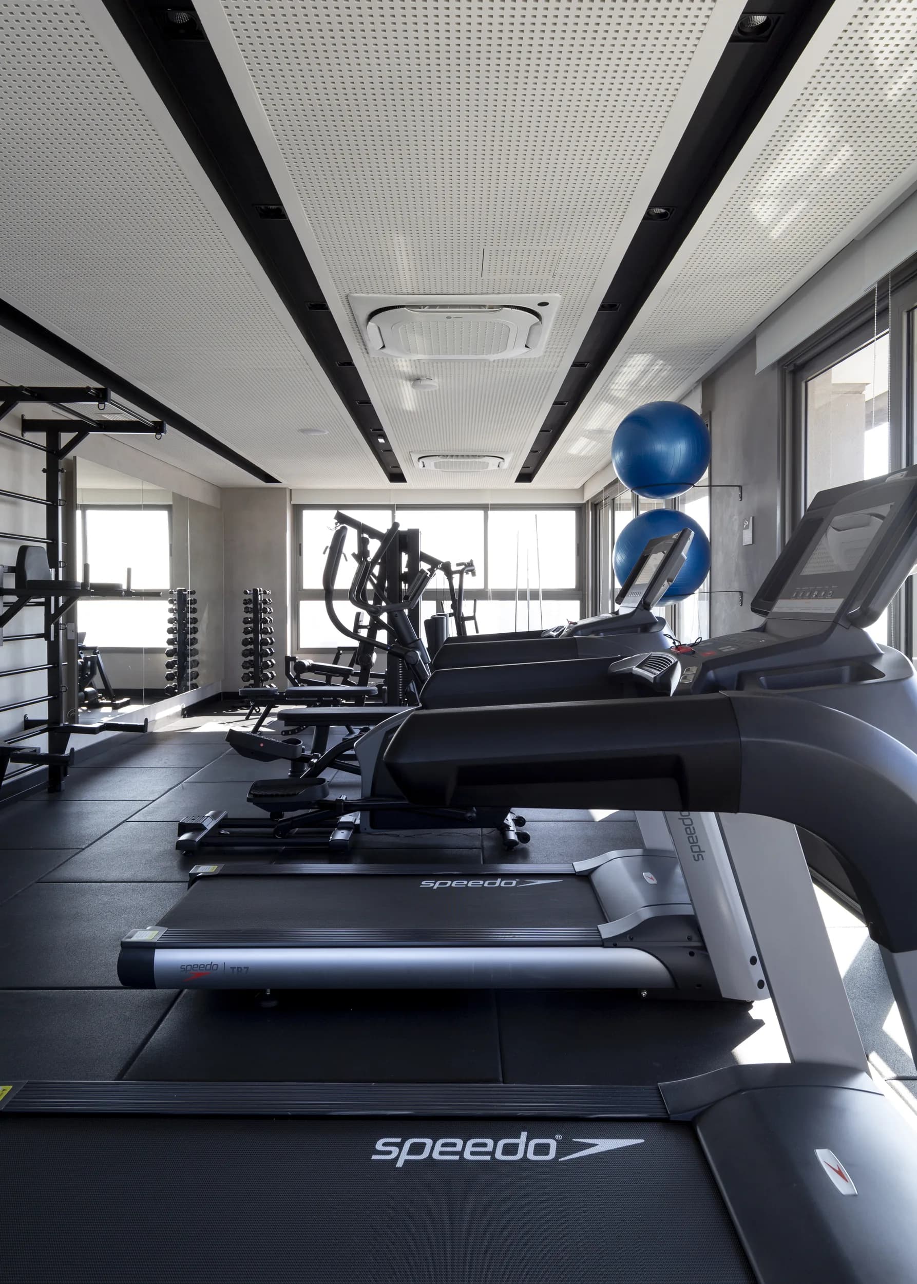Academia completa para manter sua rotina de exercícios sem precisar sair do prédio.