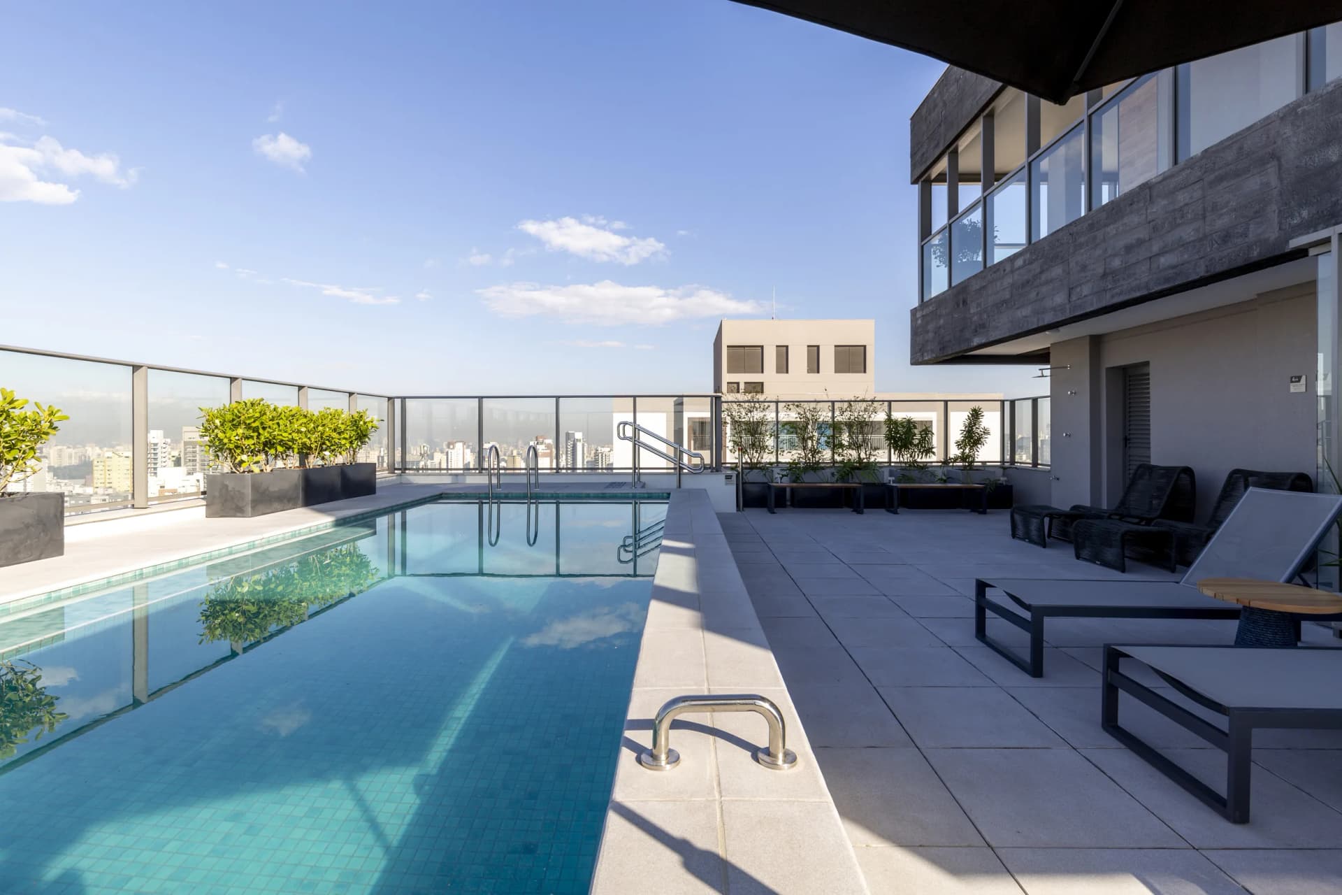 Piscina no Rooftop com vista panorâmica para o skyline de São Paulo.