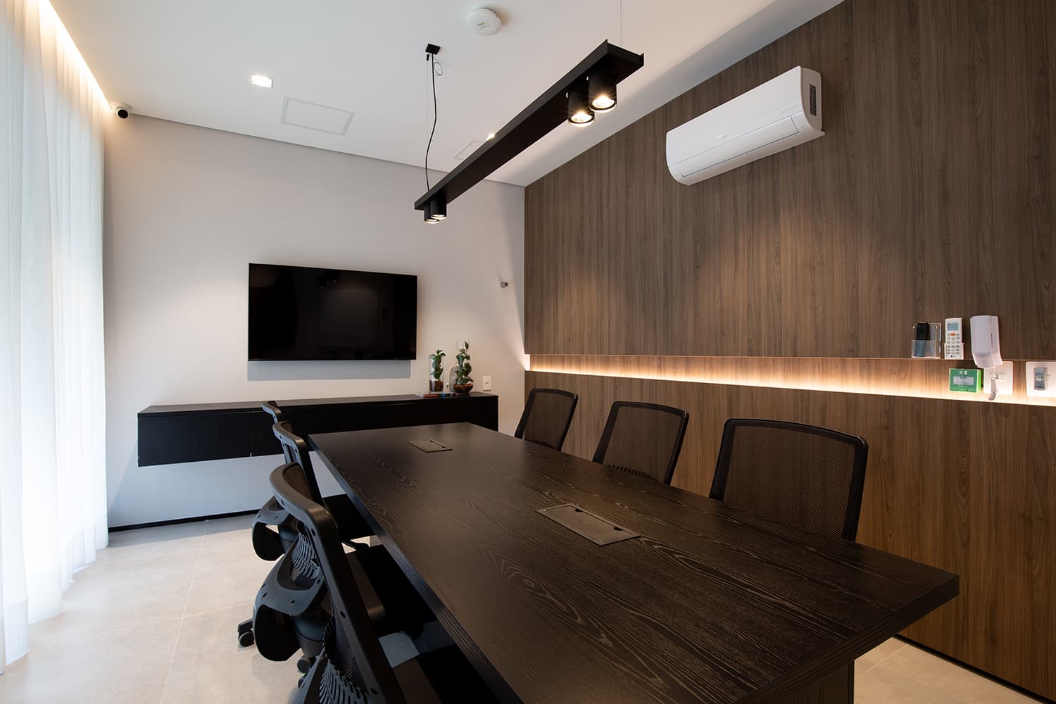Coworking com salas de reunião, salão de festas e recepção 24h para trabalhar e conviver com praticidade.