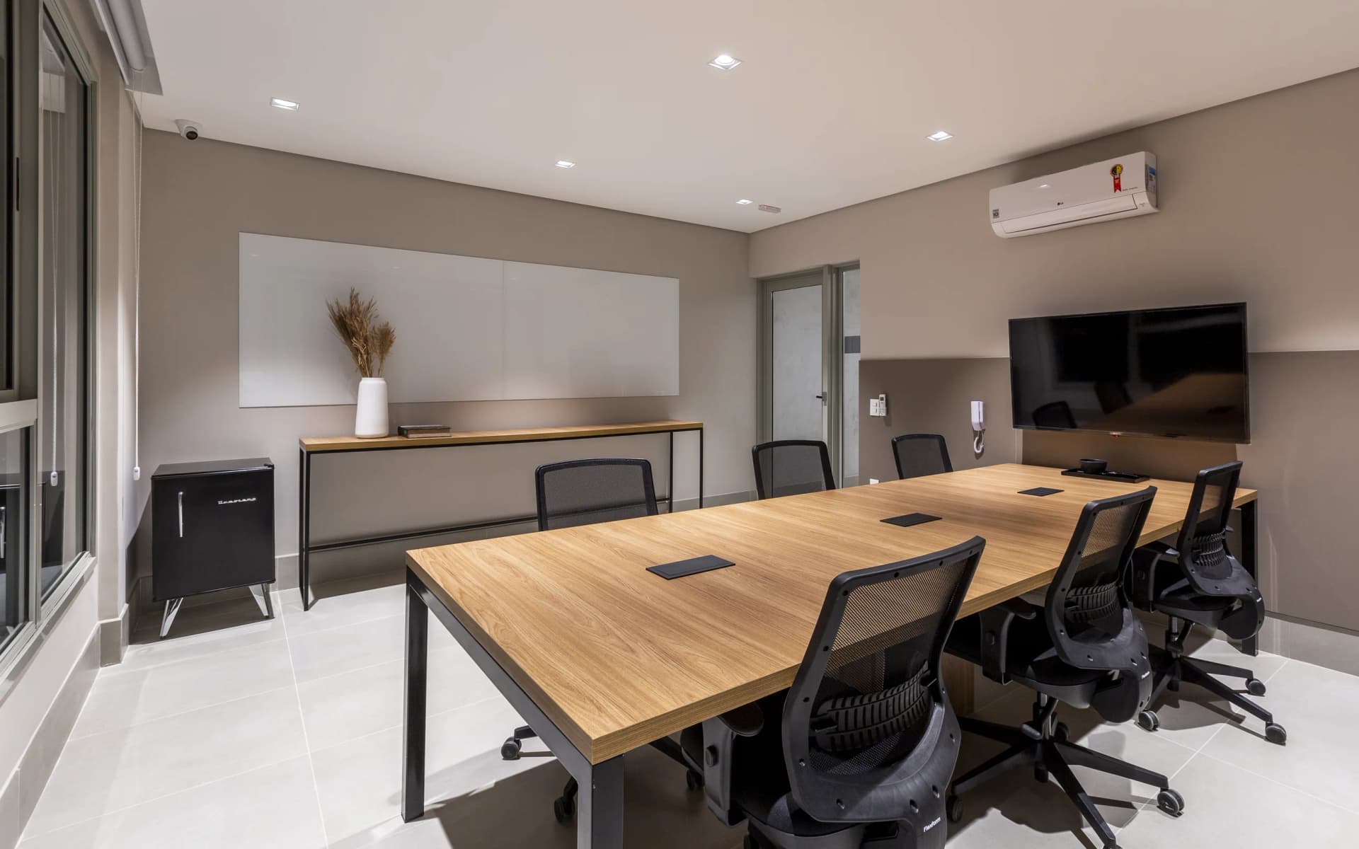 Coworking e sala de reunião para trabalhar com conforto e produtividade sem sair do prédio.