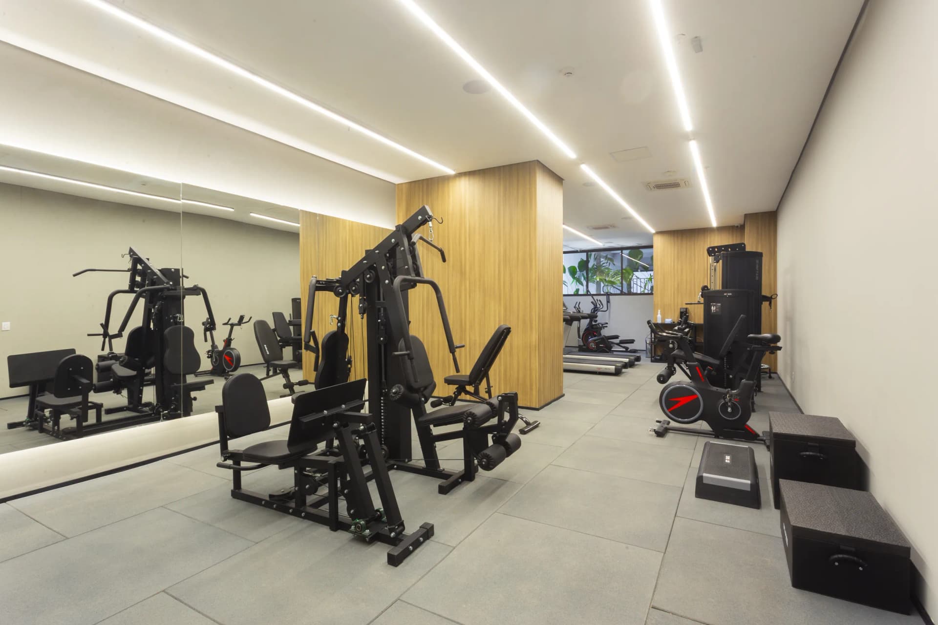 Academia equipada para manter sua rotina de exercícios em qualquer horário.