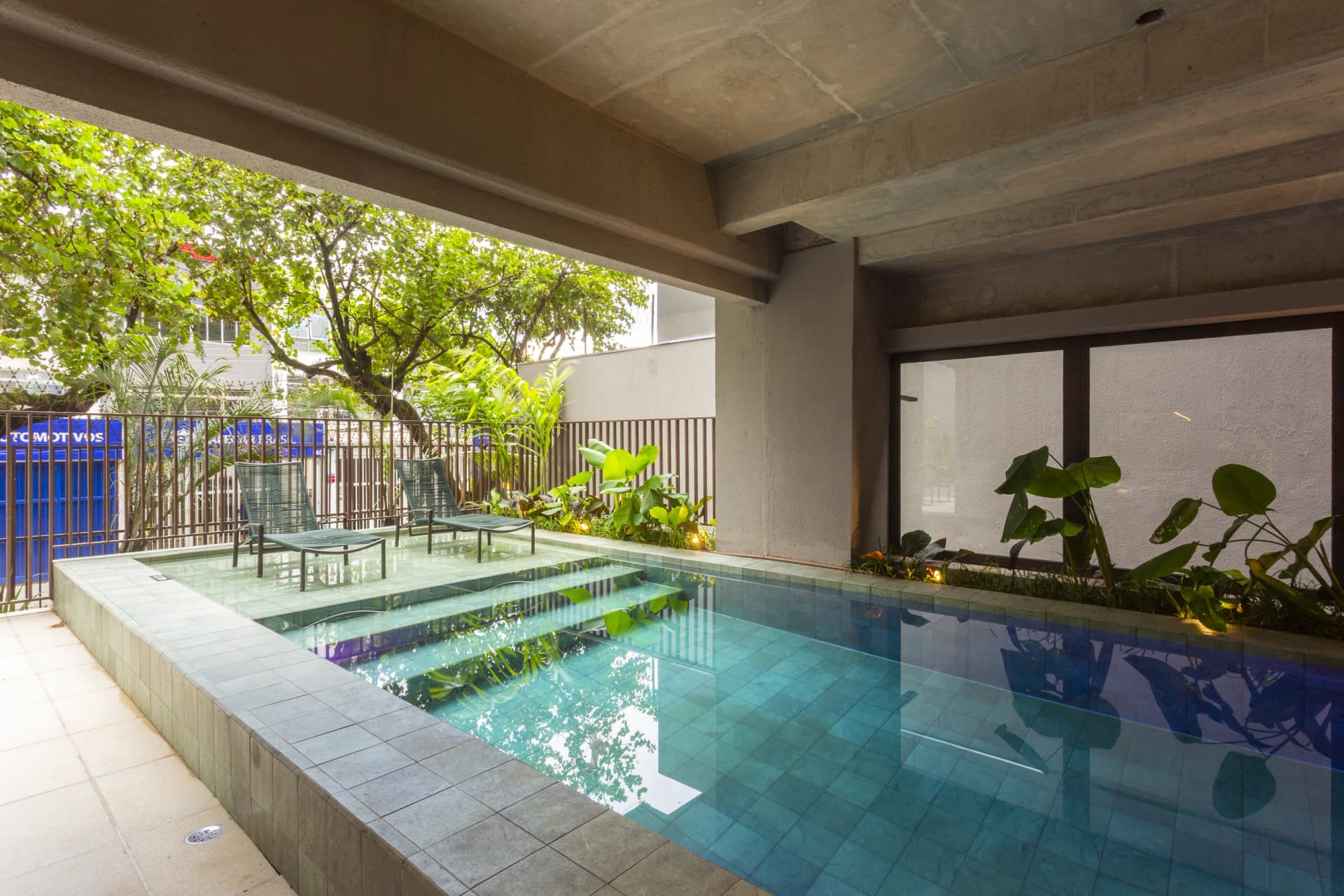 Piscina com deck molhado, lazer com design em pleno Brooklin.