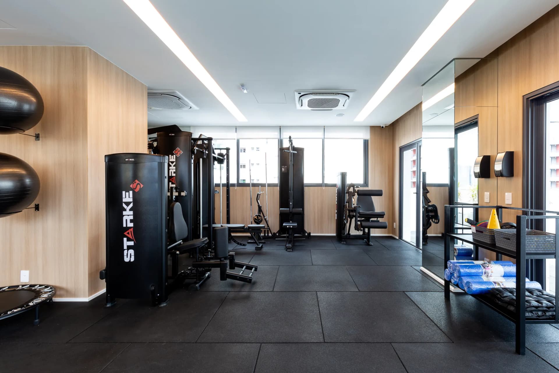 Academia completa com terraço ao ar livre para manter sua rotina de exercícios.