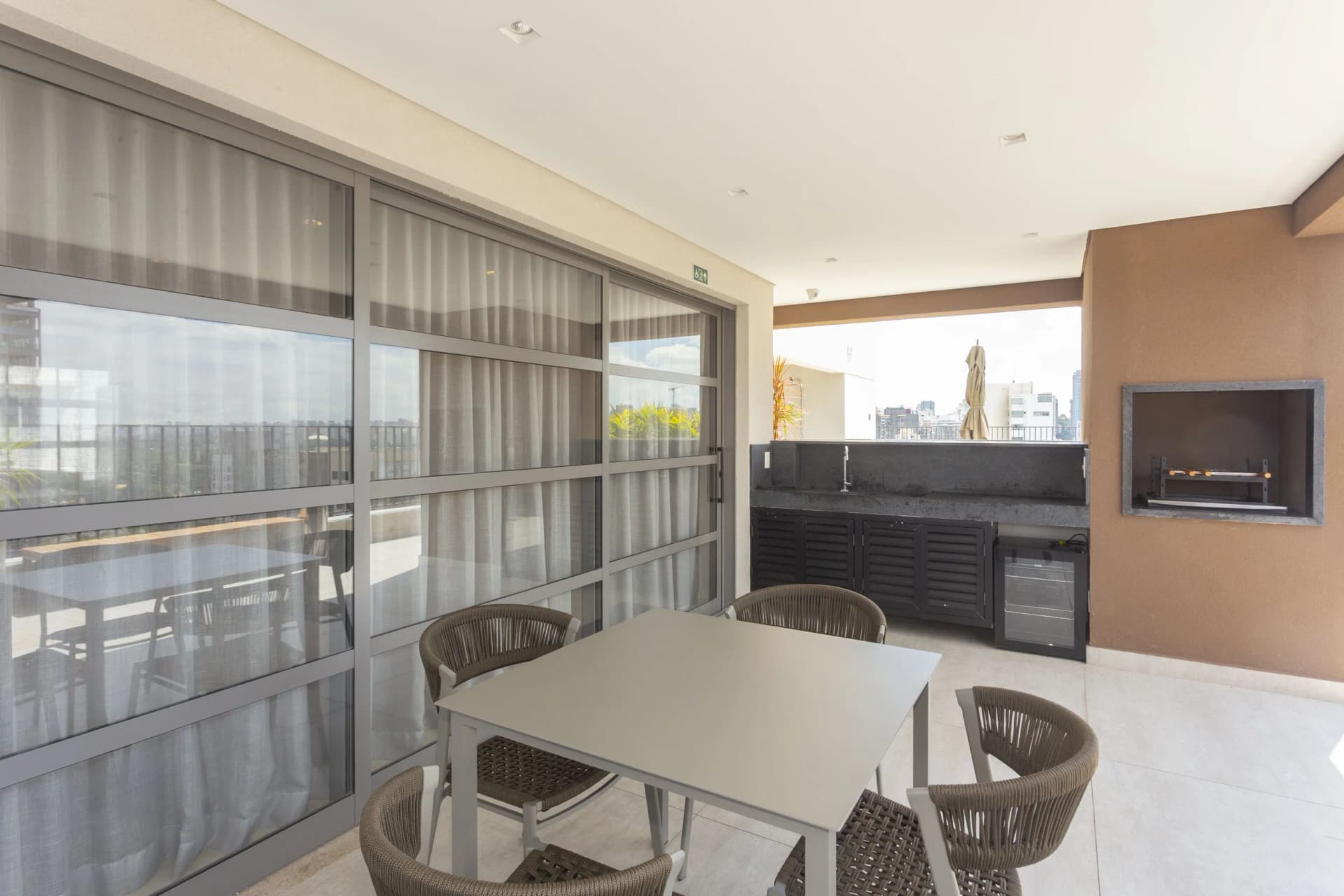 Churrasqueira na varanda do apartamento, um diferencial exclusivo para receber com estilo. (Disponível nos finais 01 e 02.)