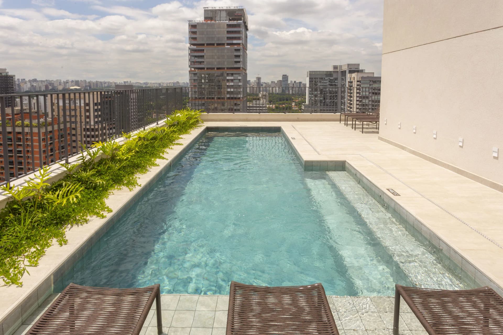 Piscina com vista no Rooftop, lazer de alto padrão no coração de Pinheiros.