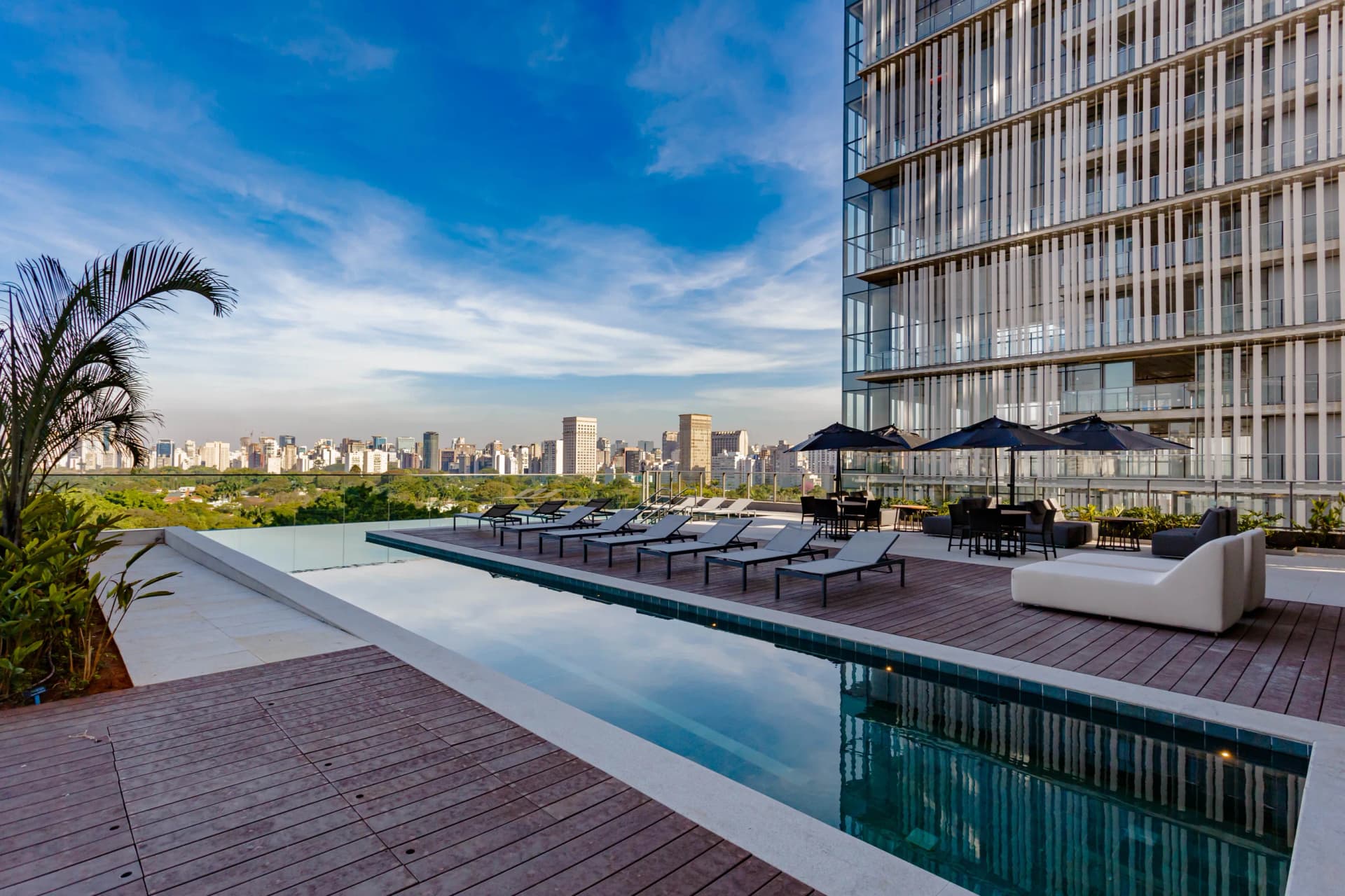 Piscina com raia e vista infinita no Rooftop, espaço pensado para desacelerar, aproveitar o dia e viver melhor, sem sair de casa.